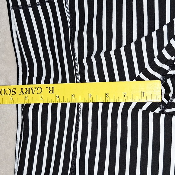 🌚 Athleta Black & White Horizontal Striped Chaturanga Capri Leggings. Size M. - Picture 6 of 10